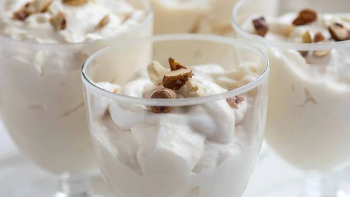 Vintervit dessert med vit choklad och hasselnötslikör. Lent, sött och gott.