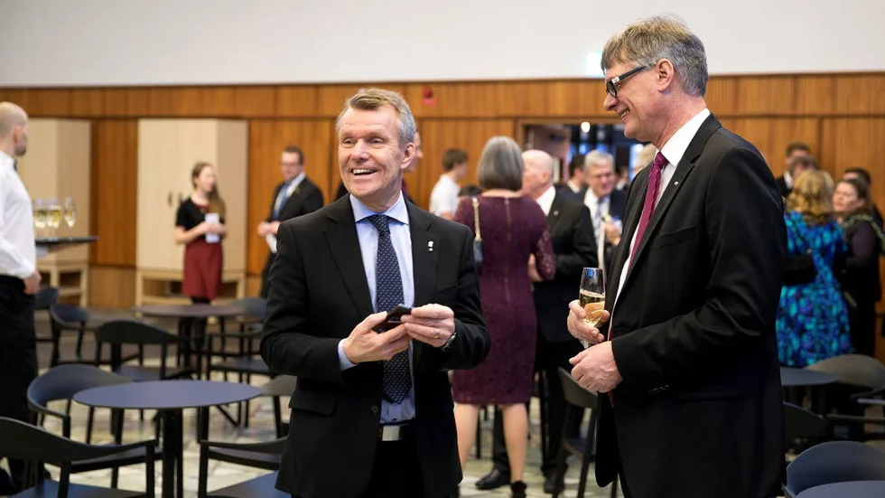 Lars-Erik Aaro hann med lite löst prat med Göran Carsson, vd för Swerea Mefos.