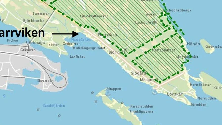 För att småbåtshamnen Harrvikens marina ska bli verklighet måste båtleden in till Harrviken muddras.