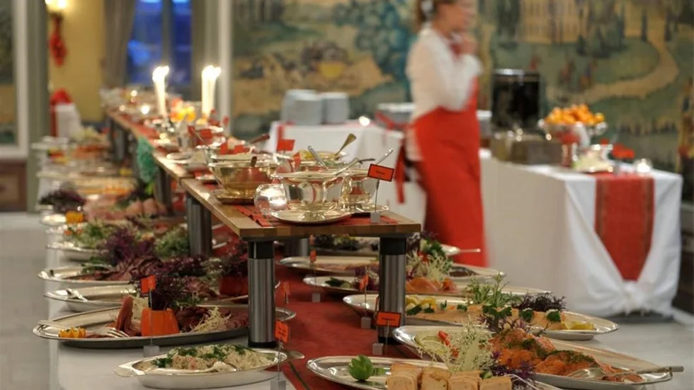 Julmaten lockar varannan svensk att skippa sin diet under juletiderna.