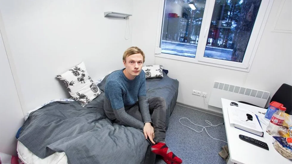 Mattias Johansson från Kalix bodde i huset som brann ned på Klintbacken, men var inte där då branden härjade. Sedan mitten av oktober huserar han i en "låda" i modulbyn. "Jag tycker det fungerar bra", säger han.