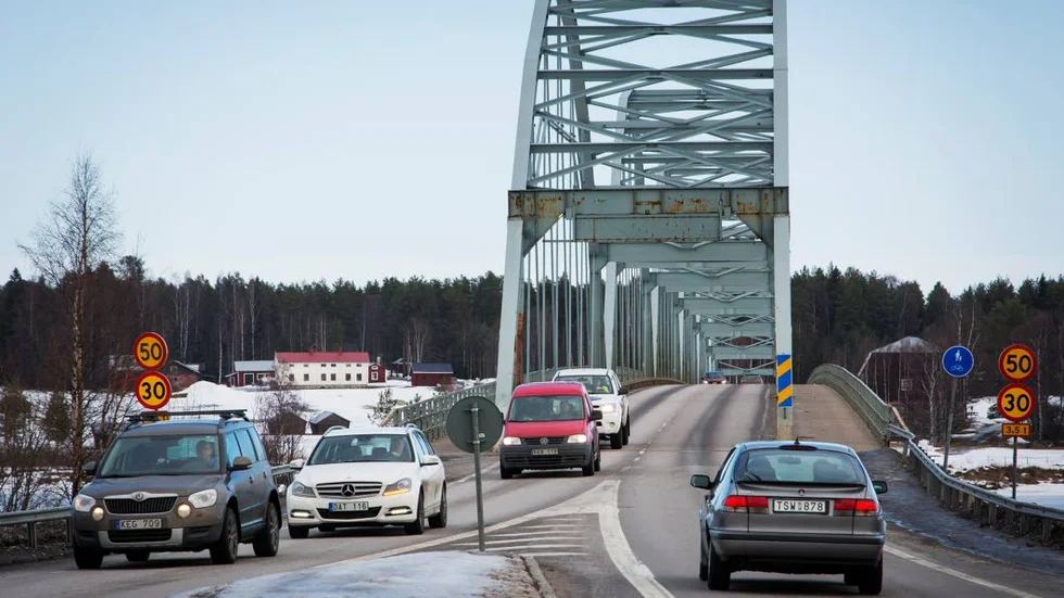 Stopp för tung trafik. Maxvikten begränsades på Gamla Gäddviksbron efter en skada på en båge.