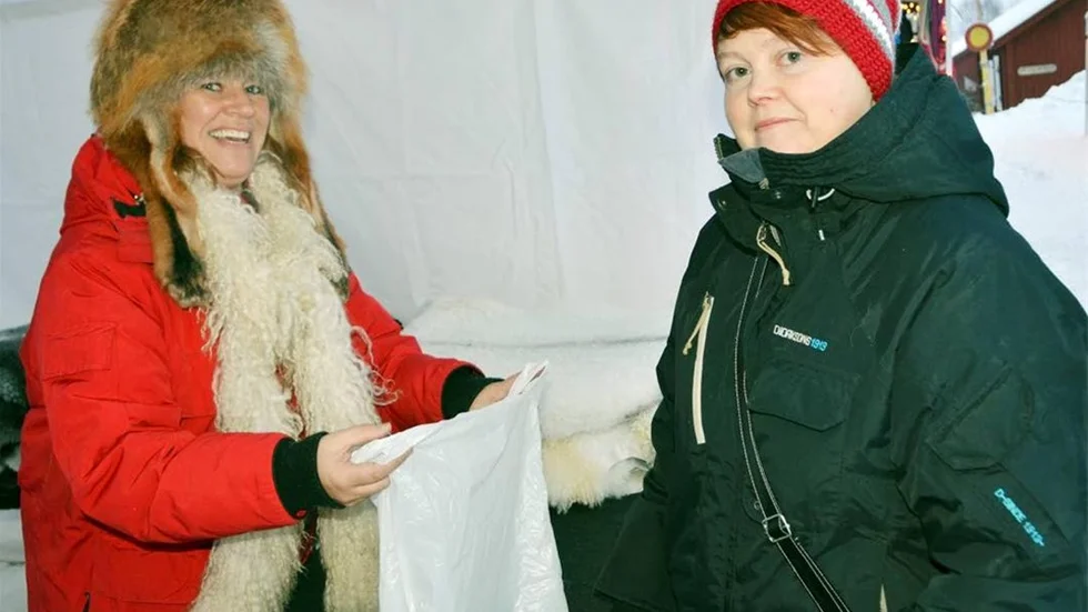 Anna Nilsson köpte en virkad mössa åt en väninna av säljaren Carina Brännström från Norrbottens Skinnkompani från Bensbyn.