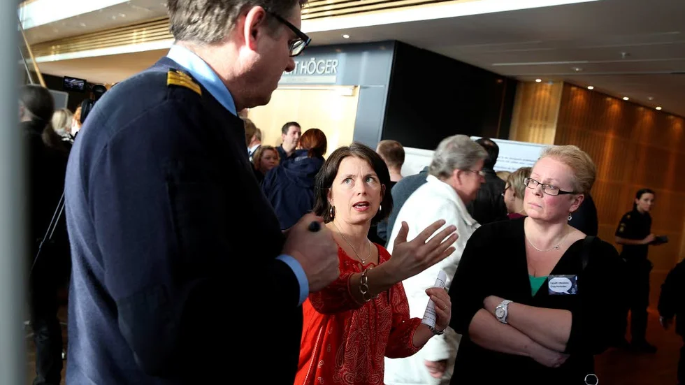 Kortare handläggningstider efterlyste Maria Frisk från Rädda barnen när hon pratade framtid med Klas Johansson, blivande regionpolischef för region Nord. Till höger Coop Norrbottens representant på dialogmötet Lisbeth Utterström.