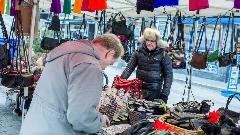 HOPPAS. Knallen George Karmandjian från Kiruna hoppas att det är affär på gång. Kylan har han stängt ute.