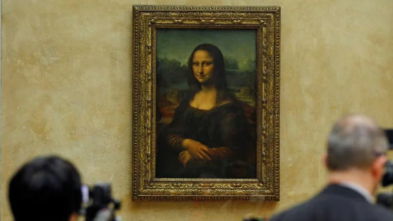 Members of the media are gathered next to the Mona Lisa, during an event to unveil the new lighting of Leonardo da Vinci's painting Mona Lisa, also known as La Joconde, at the Louvre museum in Paris, Tuesday June 4, 2013. Mona Lisa is now illuminated by LED lighting. The lighting had to meet various technical specifications, but also meet the more subjective and aesthetic requirements of the museum Director and France’s Historical Monuments Committee.(AP Photo/Remy de la Mauviniere)