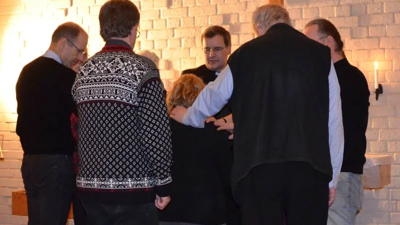 Installation av diakon Helena Apelqvist i Missionskyrkan, Malmberget. Handpåläggning och bön. Representanter från Svenska Kyrkan. Frälsningsarmén och Pingstkyrkan deltog.