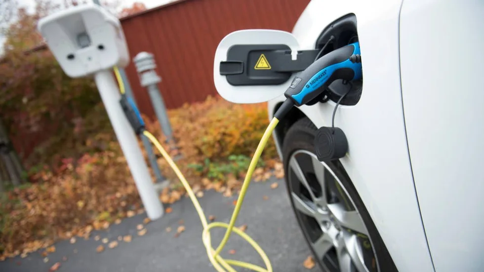 Bensin- eller dieseldrivna bilar konverteras därför i två steg till att drivas enbart med el och etanol/ biodiesel. Det ger både jobb och att miljömålen uppfylls, menar Tage Nilsson.