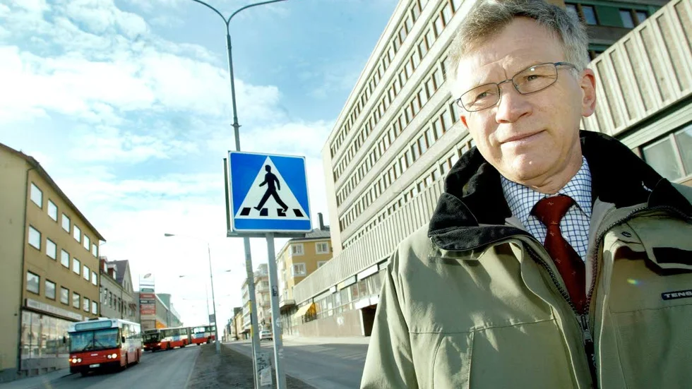 Smedjegatan 23 april 2003. Relativt nya kommunalrådet Karl Petersen på Smedjegatan, öppen för både buss och bil.