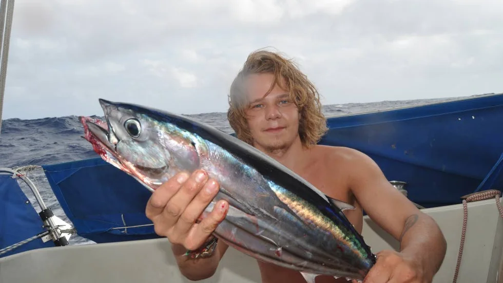 Med enbart burkmat i bagaget var det en fest när någon fångade fisk. Här har Carl Olsson Öhrn dragit upp en tonfisk.