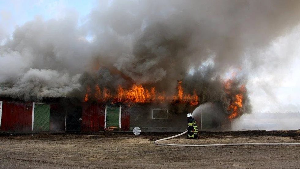 Ett stall brann ned till grunden på tisdagen.