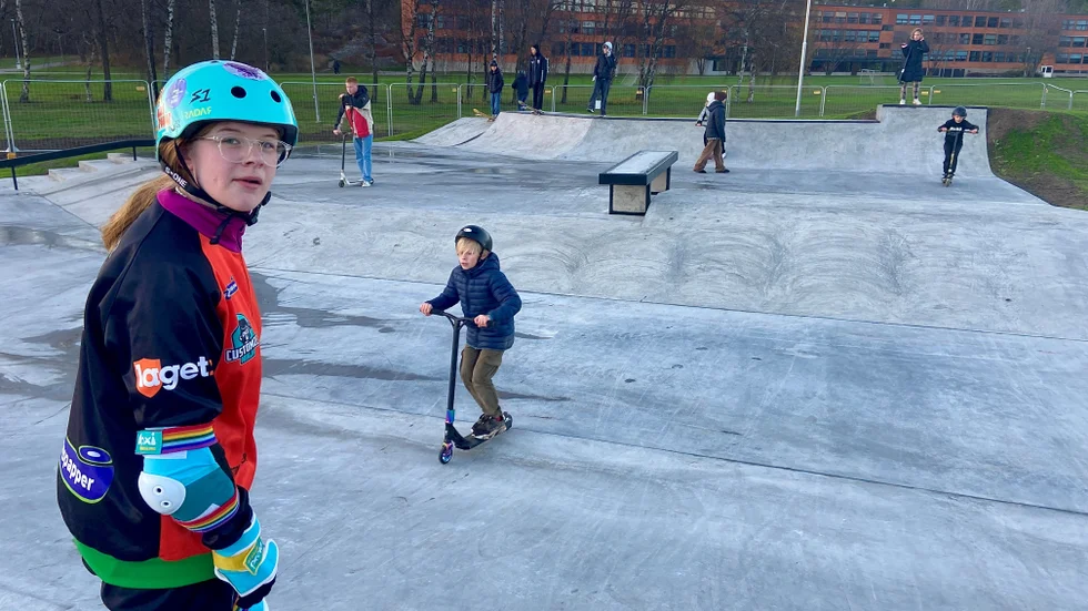 Nu är aktivitetsparken på Frösängs gärde invigd. "Jag gillar verkligen att åka i skejtparker som den här", säger Majken Blixt.