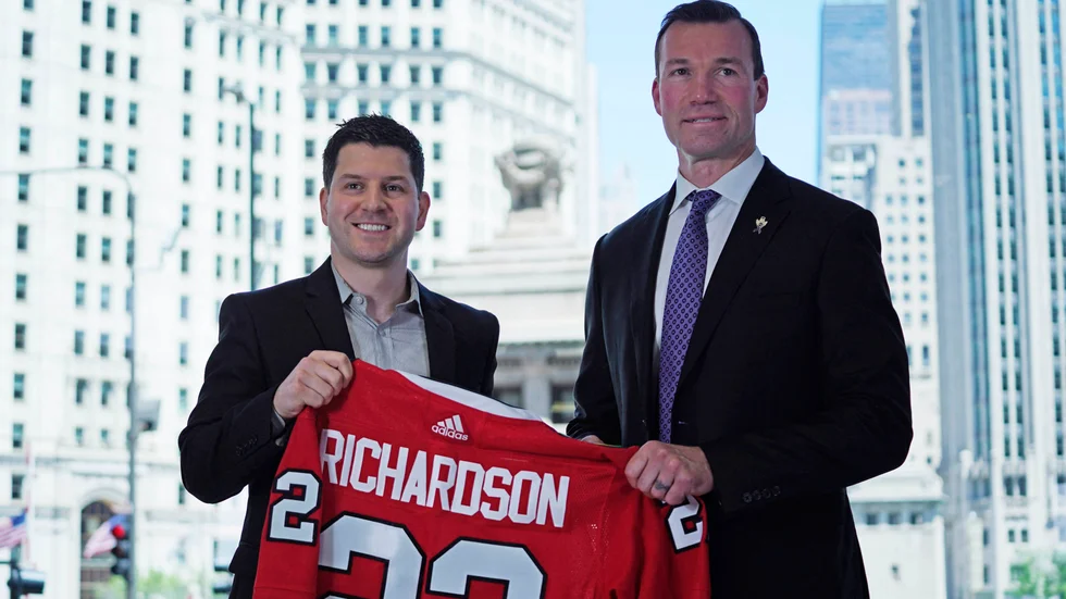 Chicagos coach, Luke Richardson (th), är väldigt nöjd Filip 
