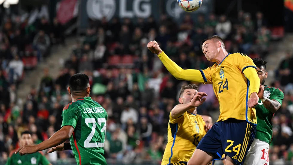 Emil Holm under landskampen mot Mexiko i Girona i november. Han missar EM-kvalstarten mot Belgien och Azerbajdzjan. Arkivbild.