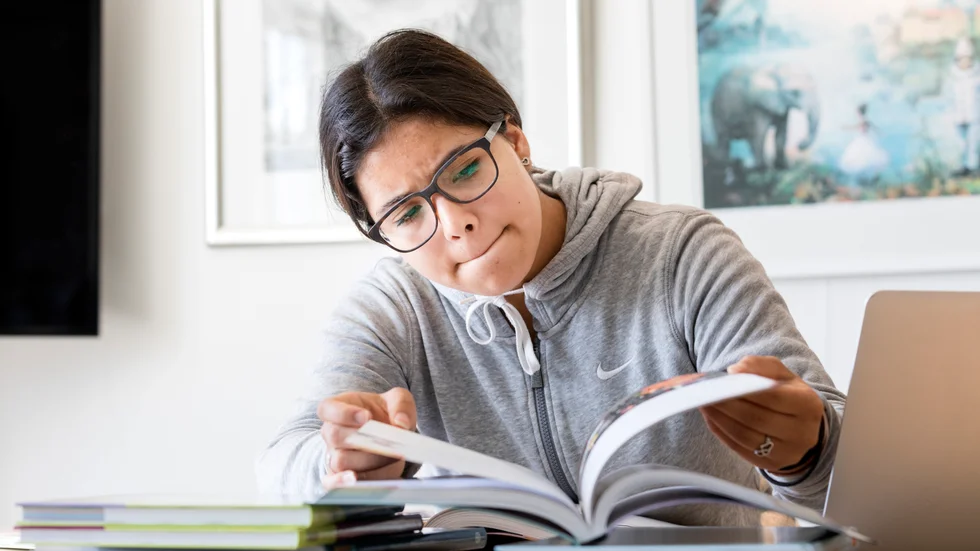 Regeringen har genom sin budgetsatsning visat att den förstår att bra läromedel ger elever bättre kunskaper och stärker likvärdigheten i skolan. Samtidigt behövs det fler reformer för att långsiktigt garantera eleverna rätten till bra läromedel, skriver Per Kornhall och Frida Engman, Läromedelsförfattarna.