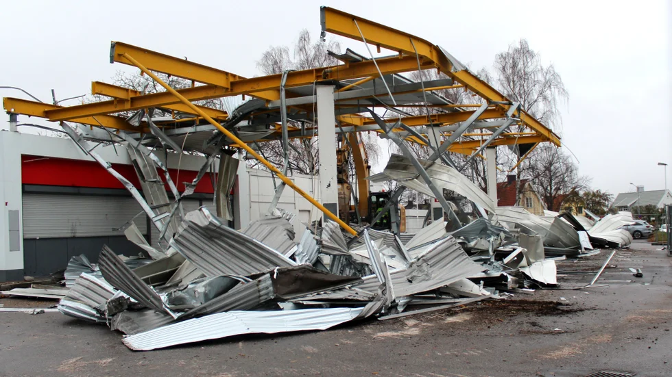 Plåttaket över Shellmacken i Västervik demolerades under måndagen.