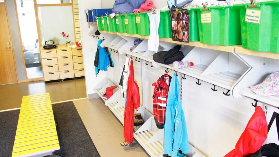 Kapprummet inne på Lilla Brännkärrs förskola i Alsike. Nästa höst föreslås att 30-talet barn flyttas till Lustigkulla förskola. Arkivbild.