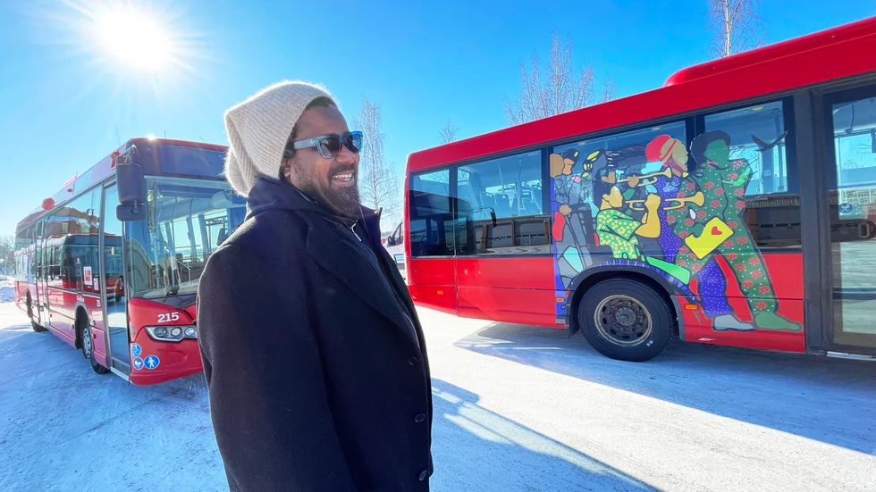 Cassius Fadlabi har inspirerats av afrikansk popart när han skapade motiv till en av Luleå lokaltrafiks bussar.