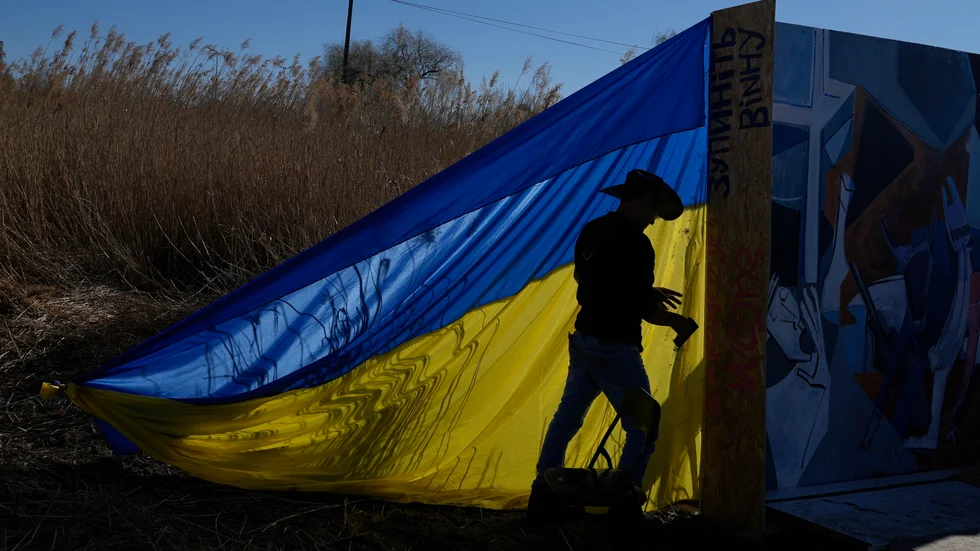 Den ukrainska flaggan sätts upp i sydöstra Polen, vid gränsen till det krigshärjade landet. Bilden togs i mars i fjol, en månad efter det att Ryssland inledde sitt fullskaliga invasionskrig mot Ukraina.