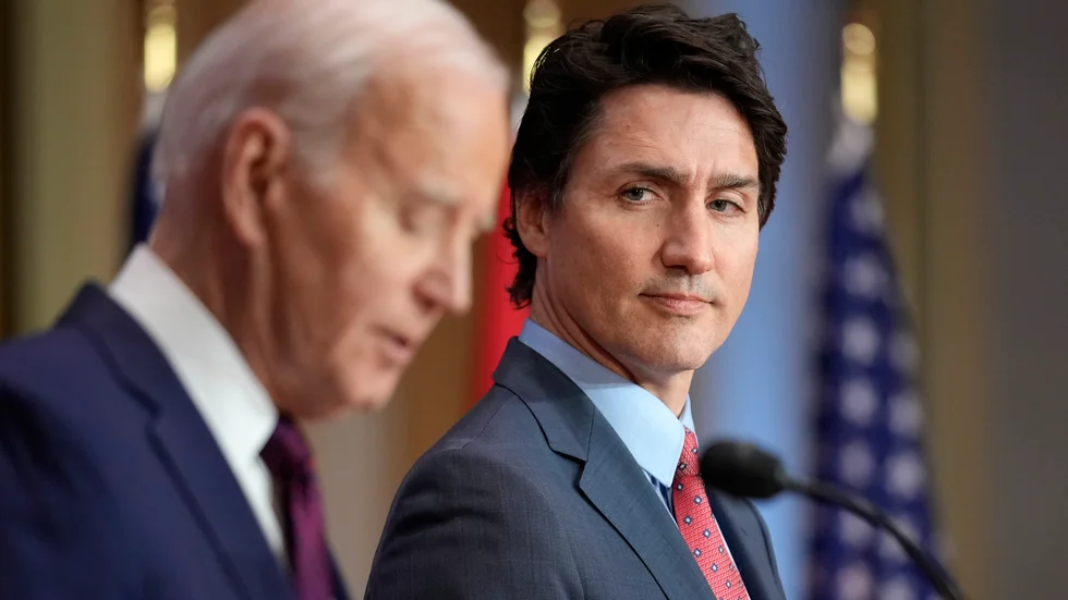 Kanadas premiärminister Justin Trudeau lyssnar USA:s president Joe Biden vid en pressträff i Ottawa på fredagen.