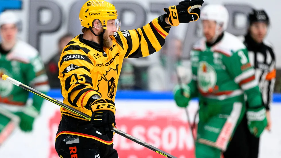 Oscar Möller stod för två av Skellefteå AIK:s fem mål i storsegern mot Rögle, och båda gångerna var det nygamla kedjekamraterna Rickard Hugg och Jonathan Johnson som låg bakom fullträffarna.