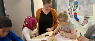 Alexander, 8, och Vilda, 7, rockar sockorna i skolan
