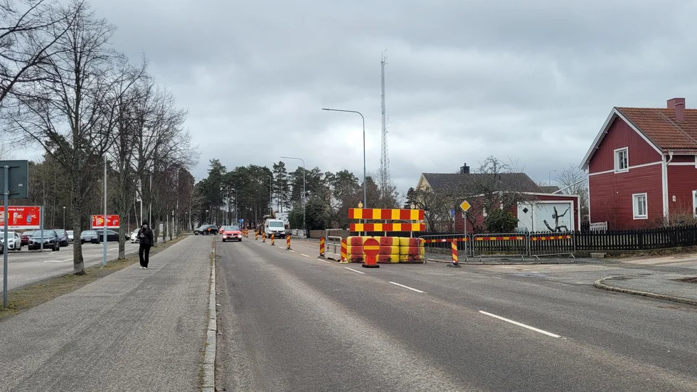 Under arbetet ledar man om trafiken. Den som vill mot Östersjörondellen får istället köra under bron.