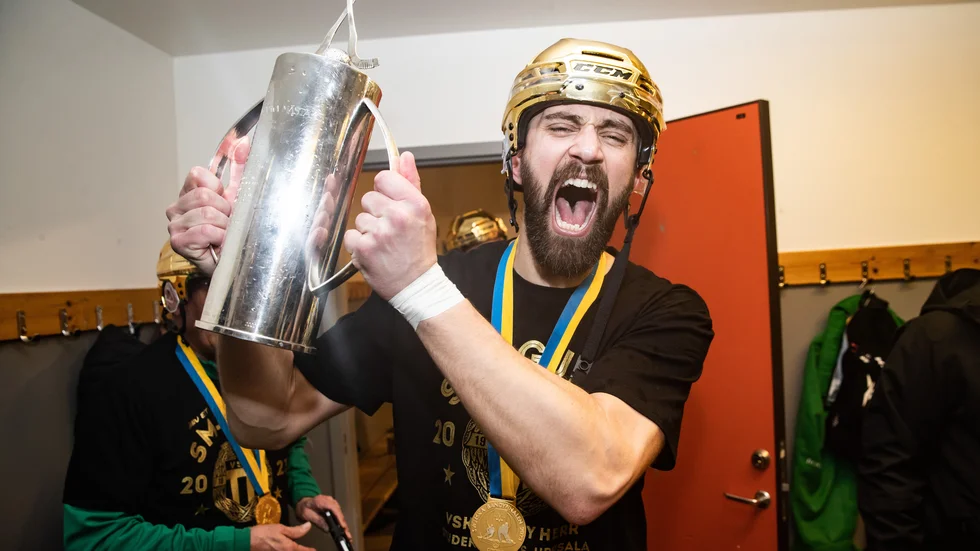 230318 Västerås Magnus Joneby jublar i omklädningsrummet efter att ha vunnit finalen i Elitserien mellan Villa Lidköping och Västerås den 18 mars 2023 i Uppsala. 
Foto: Tobias Sterner / BILDBYRÅN / COP 254 / TS0131