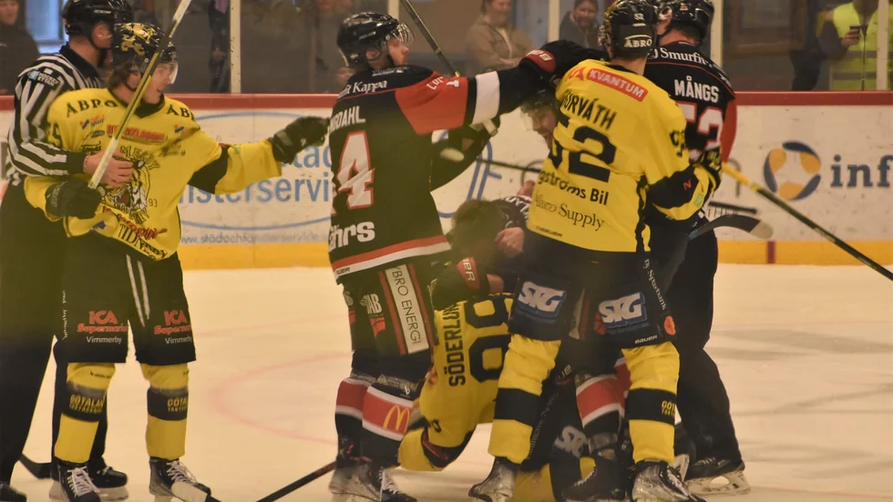 Det bjöds på dueller och tuffa tag när Nybro och Vimmerby gjorde upp i den första semin. 