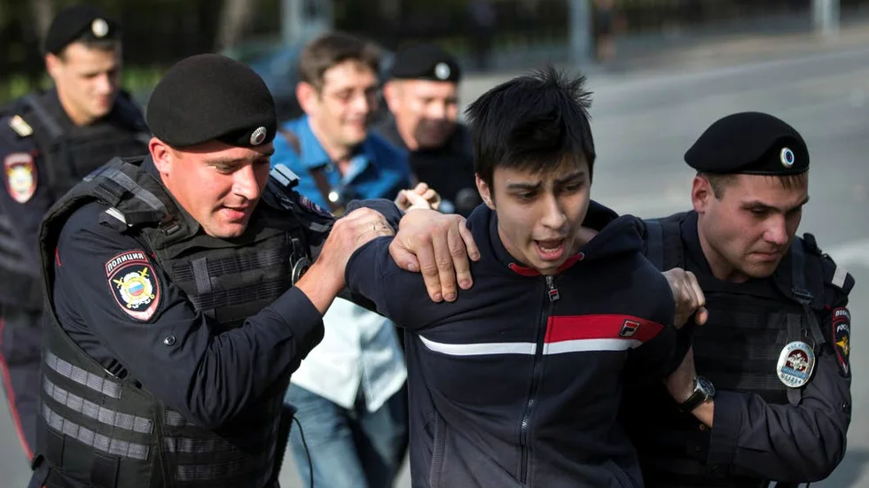 protest. Rysk polis ingriper mot en antikrigsdemonstrant i Moskva.