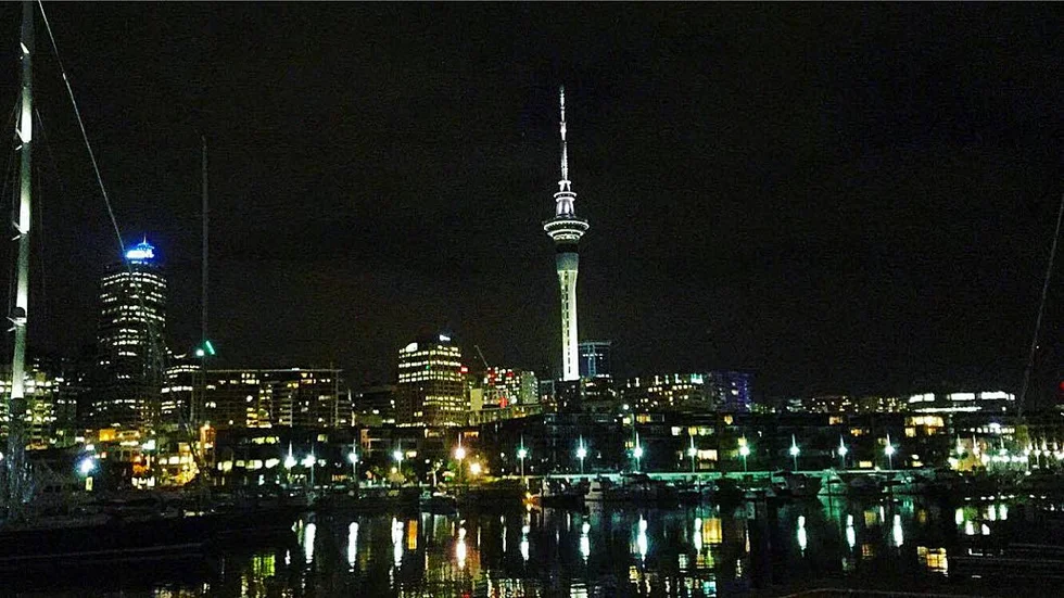 Nattvy. Auckland på natten, en utsikt som Rebecca ofta ser på väg hem från jobbet.