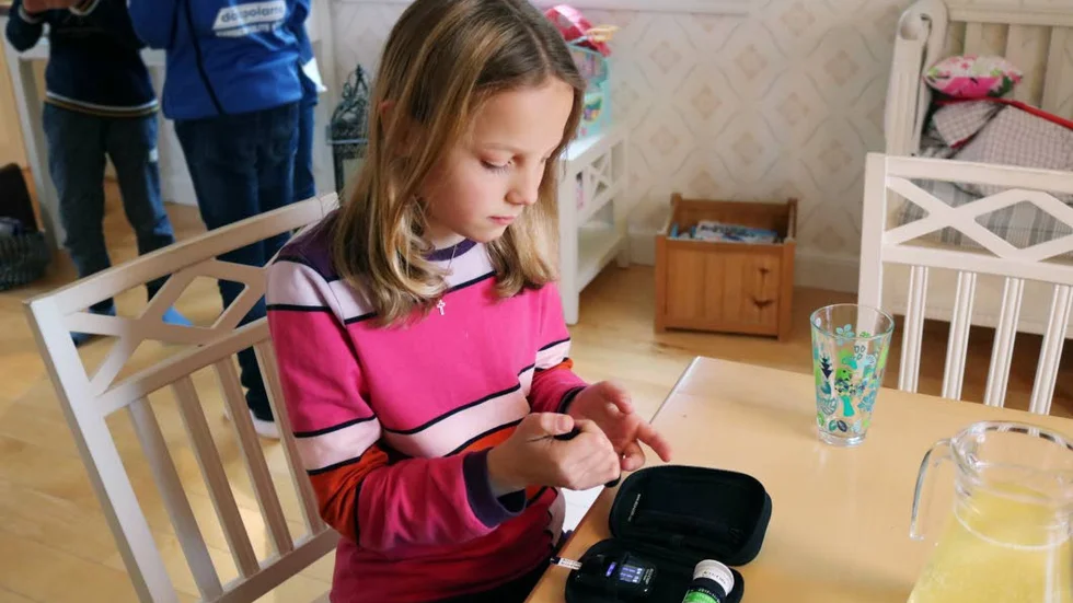 BLODSOCKER. För att mäta sitt blodsocker sticker sig Isabelle i fingret.