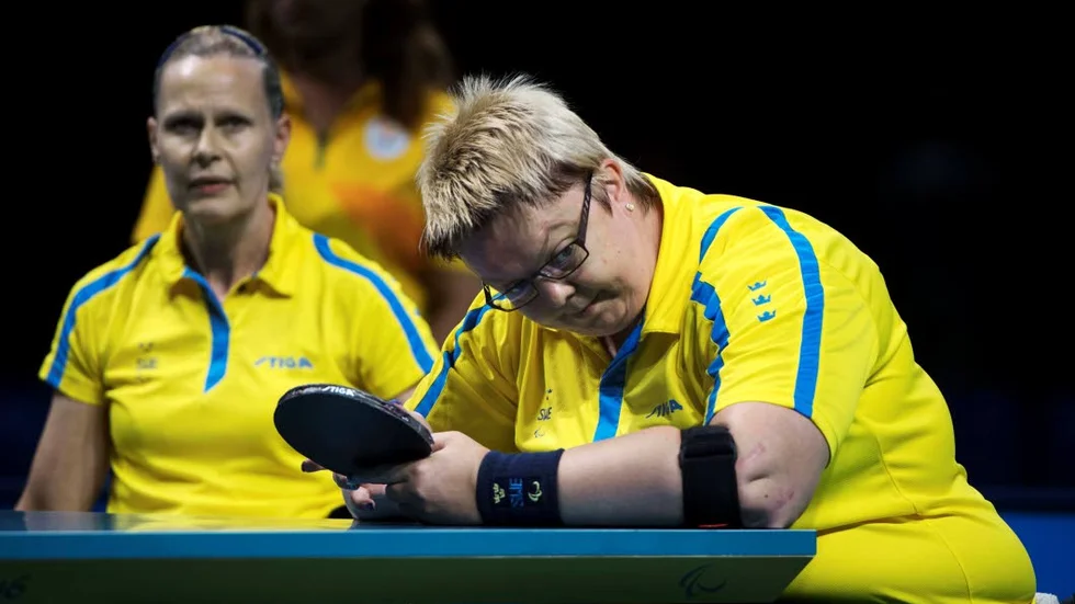 Deppigt. Anna-Carin Ahlquist och Ingela Lundbäck under torsdagens semifinal i lag mot Serbien.