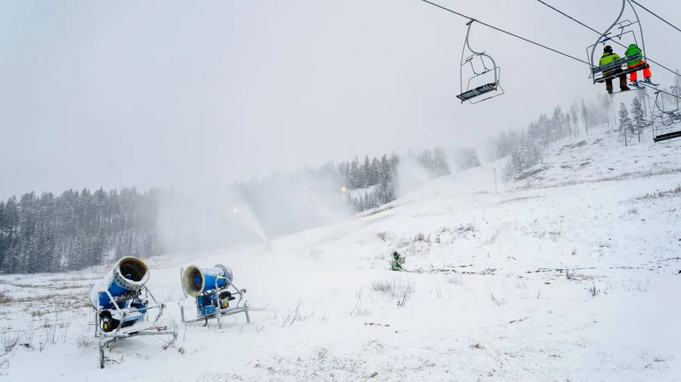 På söndagen hölls en backen öppen i Kåbdalis och vid övriga backar gick snökanoerna för fullt.