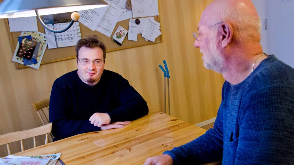 Stefan Beyron har ordinärt boende, vilket innebär att han har eget hyreskontrakt, men får stöd i vardagen av personalen på Grönsiskan våningen under,