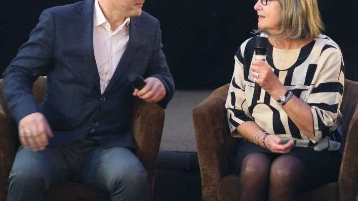 Tolken Ruslan Kosynkin från svenska ambassaden i Moskva översätter publikens samtal med Gunilla Bresky.