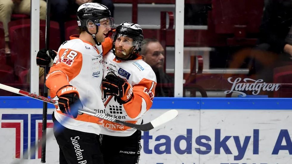 Ligaledaren. Karlskrona HK har överraskat alla med en 
betongdefensiv och serieledning efter 14 omgångar.