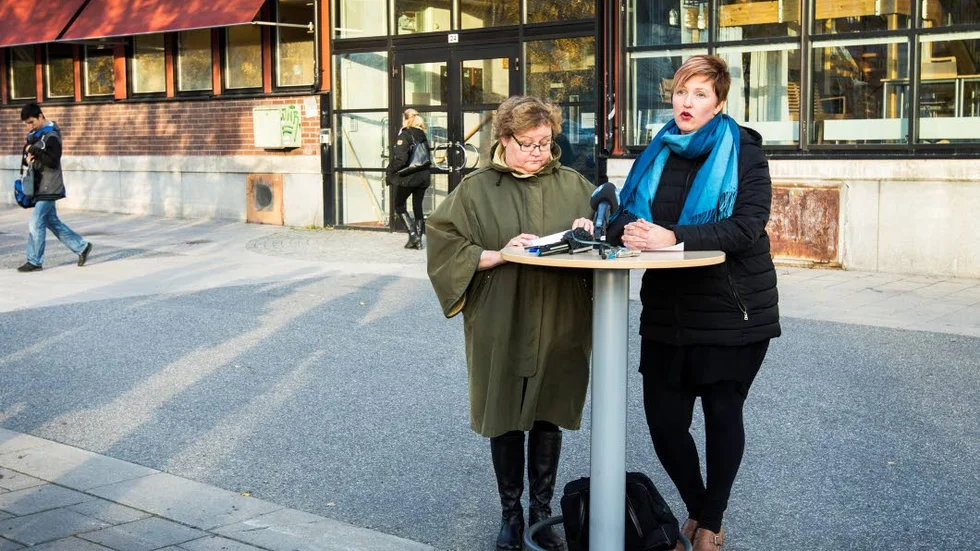 Skolsatsning. S bjöd in till presskonferens om skolan. Budskapet var, nej till folkomröstning och tio extra miljoner för att anställa, och behålla lärare. Yvonne Stålnacke kommunalråd och Carina Sammeli, ordförande i barn- och utbildningsnämnden.