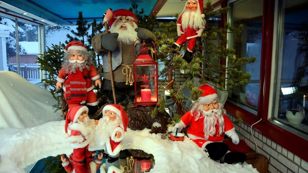 JUL. Jullandskapet med sex tomtar. Tomten till höger håller grötgrytan kokande.