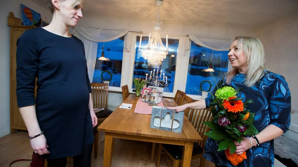 Årets Gillapristagare Lena Öhlund, får priset av NSD:s redaktionschef, Sara-Lena Brännström. Konstnären som gjort Gillapriset heter Kerstin Hedström.