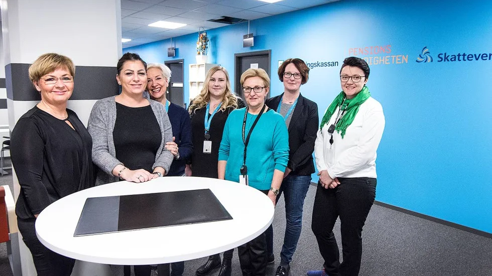 Tar emot. Vid servicekontoret arbetar bland andra, Susann Andersson, Shqipe Morina, Bia Nordmark, Linnea Hämäläinen, Olga Chleeva, Anna Hedin. Nina Huotari, är handläggare vid migrationsverket.