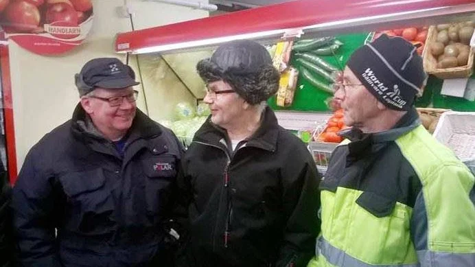 Nattavaarabor. Håkan Persson och Nattavaaraborna Roland och John ställde upp när tåget blev strömlöst.