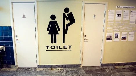Den omstridda och numera övermålade bilden på Tunsakolan. Intill sitter artiklar och kommentarer uppklistrade. Alltsammans anmäldes till Diskrimineringsombudsmannen.
