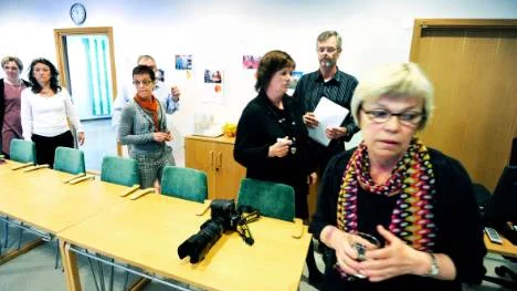 Medicinskt ansvarig sjuksköterska Ulla Olsson, här i mitten av bilden med orange scarf, drar ett för tungt lass. Det menar                  Socialstyrelsen som nu vill att Luleå kommun ser över hennes ansvarsområden. I förgrunden socialnämndens ordförande Margareta Bladfors-Eriksson (S).FOTO: Pär Bäckström