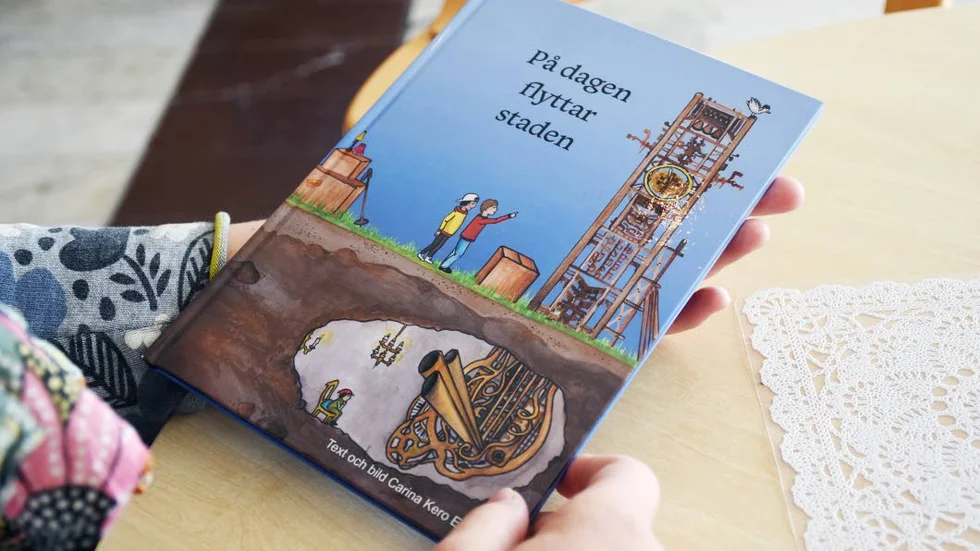 Ny bok. ”På dagen flyttar staden” handlar om när stadshusklockan flyttas.