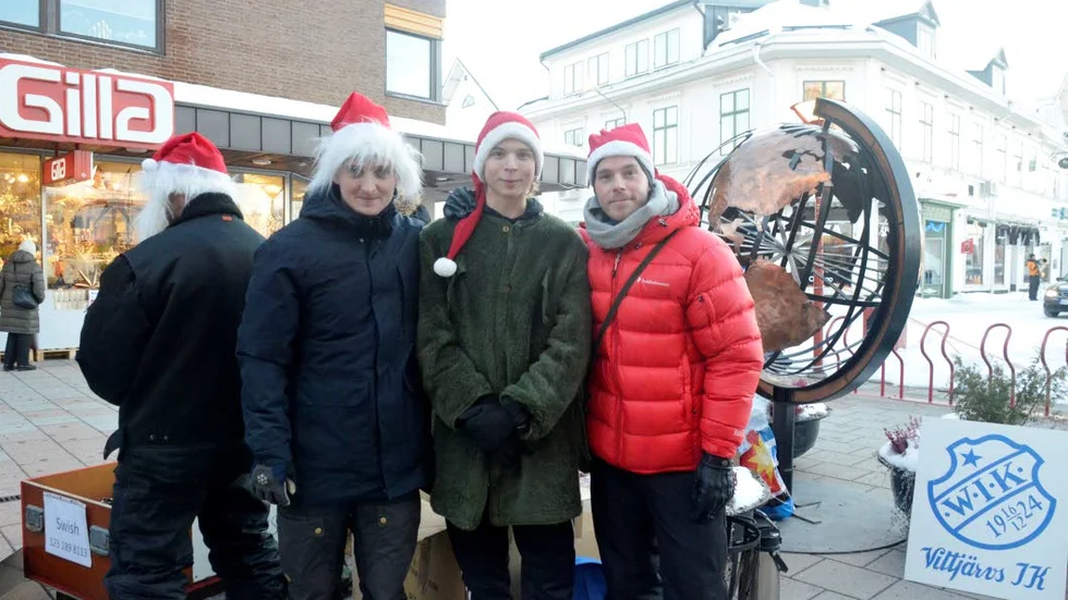 Tomtar. Robin Svensson, Simon Göransson och Emil Fahlman från Vittjärvs IK sålde julklappar.