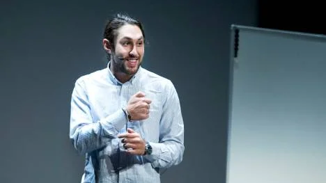 Leo Razzak, från Fryshuset i Stockholm, besökte under tisdagen arbetslösa ungdomar i Luleå. Tanken är att få dem att genom engagemang bryta sig ur sin situation.