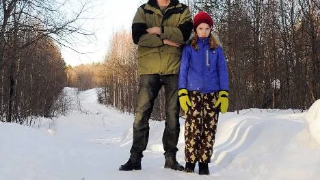 I skogen mellan Tyskmagasinen och gamla skolan vill Luleå kommun lägga upp förorenat bottensediment och skapa upp till 26 meter höga kullar. Hans Hortlund, ordförande i Karlsviks intresseförening, är kritisk till förslaget. Med på bild är även dottern Elvina Hortlund.FOTO: Jonny Vikström