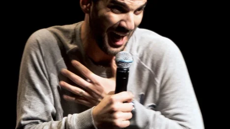Behrad Rouzbeh är RAW comedy clubs senaste medlem och beskrivs som en av landets största talanger.
