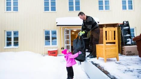 Bo Lageholm får hjälp av dottern Alice att bära in en påse till den nya lägenheten i Jägarskolans gamla logement.FOTO: Simon Eliasson